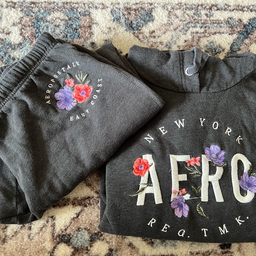 Aeropostale grey women’s set, used in a good condition.